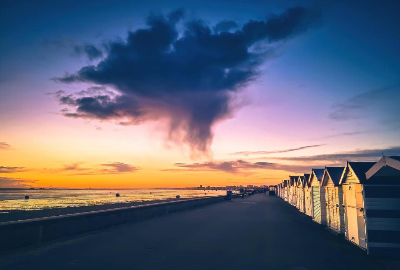 Seafront Suites - Close To Beach, Train Station & Southend Airport Сътън он Сий Екстериор снимка