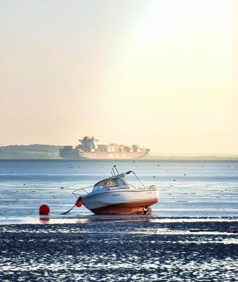 Seafront Suites - Close To Beach, Train Station & Southend Airport Сътън он Сий Екстериор снимка